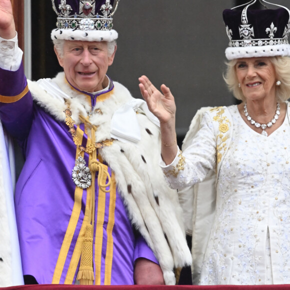 Le roi Charles III d'Angleterre et Camilla Parker Bowles, reine consort d'Angleterre - La famille royale britannique salue la foule sur le balcon du palais de Buckingham lors de la cérémonie de couronnement du roi d'Angleterre à Londres le 5 mai 2023. 