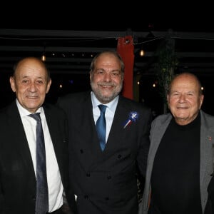 Exclusif - Jean-Yves Le Drian et sa femme Maria Vadillo, Eric Dupond-Moretti et sa compagne Isabelle Boulay autour de Marc Ladreit de Lacharrière - Cocktail à l'entracte lors de la générale de l'opéra-rock "Starmania" à la Seine Musicale de Boulogne-Billancourt le 8 novembre 2022. Johnny Rockfort et ses Etoiles noires, la serveuse automate, Stella Spotlight, Zéro Janvier, un Ziggy emprunté à D. Bowie... Quarante-trois ans après leur apparition sur la scène du Palais des congrès de Paris, le 10 avril 1979, et plus de deux décennies après les dernières représentations, revoici les personnages chantants imaginés par M.Berger et L. Plamondon pour Starmania. Reportée de deux saisons en raison de la pandémie de Covid-19, une nouvelle version s'installe jusqu'au 29 janvier 2023 à La Seine musicale, à Boulogne-Billancourt (Hauts-de-Seine), avant de faire la tournée des Zénith en région. © Dominique Jacovides-Coadic Guirec/Bestimage