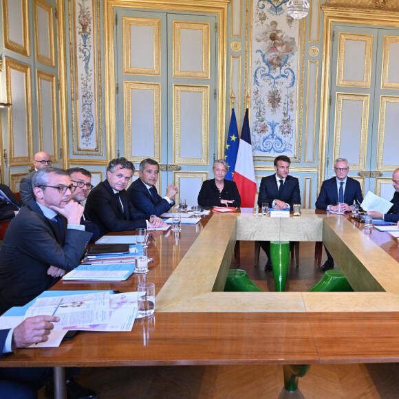 Alexis Kohler, Olivier Klein, Christophe béchu, Gérald Darmanin, Elisabeth Borne, Bruno Le Maire, Eric Dupond-Moretti, Jean-Noël Barrot, Olivia grégoire - Le président français Emmanuel Macron assiste à une réunion de la Cellule interministérielle de crise (CIC) après les émeutes qui ont éclaté pour la cinquième nuit consécutive dans tout le pays. Paris, le 2 juillet 2023. © Jacques Witt / Pool / Bestimage 