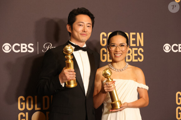 Steven Yeun et Ali Wong - Press room de la 81ème cérémonie des Golden Globes au Beverly Hilton à Los Angeles le 7 janvier 2024. © Crash/imageSPACE via ZUMA Press Wire / Bestimage