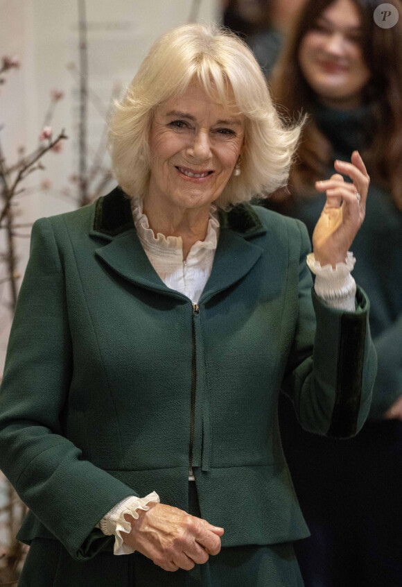 Camilla Parker Bowles, reine consort d'Angleterre, inaugure la Winter Flowers Week, une célébration des fleurs et des feuillages de saison, au Garden Museum à Londres, le 6 décembre 2023.