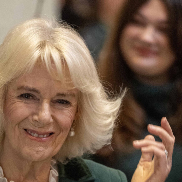 Camilla Parker Bowles, reine consort d'Angleterre, inaugure la Winter Flowers Week, une célébration des fleurs et des feuillages de saison, au Garden Museum à Londres, le 6 décembre 2023.