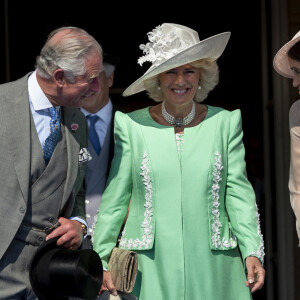 "Si son podcast fonctionne bien, et je suis sûre- que ce sera le cas, elle aura réussi dans un domaine dans lequel elle voulait désespérément réussir, alors c'est la revanche parfaite. Je parie que Meghan en particulier sera furieuse à cause de tout cela, et probablement un peu gênée."
Le prince Charles, prince de Galles, Camilla Parker Bowles, duchesse de Cornouailles, Meghan Markle, duchesse de Sussex lors de la garden party pour les 70 ans du prince Charles au palais de Buckingham à Londres. Le 22 mai 2018