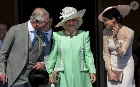 "Si son podcast fonctionne bien, et je suis sûre- que ce sera le cas, elle aura réussi dans un domaine dans lequel elle voulait désespérément réussir, alors c'est la revanche parfaite. Je parie que Meghan en particulier sera furieuse à cause de tout cela, et probablement un peu gênée."
Le prince Charles, prince de Galles, Camilla Parker Bowles, duchesse de Cornouailles, Meghan Markle, duchesse de Sussex lors de la garden party pour les 70 ans du prince Charles au palais de Buckingham à Londres. Le 22 mai 2018