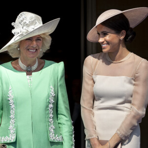 Dans son livre "Spare", le prince Harry n'a pas été des plus tendres avec Camilla. Le duc de Sussex y a ainsi qualifié sa belle-mère de "dangereuse" et "méchante".
Camilla Parker Bowles, duchesse de Cornouailles, Meghan Markle, duchesse de Sussex lors de la garden party pour les 70 ans du prince Charles au palais de Buckingham à Londres