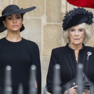 Une décision qui pourra être difficile à recevoir de la part des Sussex. Rappelons en effet que Meghan et Harry viennent de devoir faire leurs adieux à leur podcast Archetypes, supprimé avec l'intégralité de leur accord Spotify, en juin dernier. 
Meghan Markle, Camilla Parker Bowles, reine consort d'Angleterre - Procession du cercueil de la reine Elizabeth II d'Angleterre de Wesminster Hall où il était exposé au public, jusqu'à l'Abbaye de Westminster. Le cercueil est installé sur l'affût du canon, puis tiré par 142 marins de la Royal Navy à l'aide de cordages, dans la plus pure tradition de la monarchie britannique. Cette tradition remonte aux funérailles d'Etat de la reine Victoria en février 1901. Londres, le 19 septembre 2022.