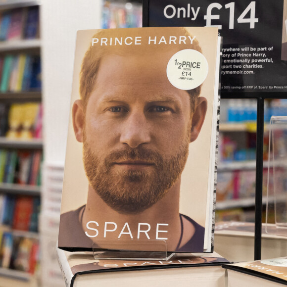 Illustrations de la mise en place pour la sortie du livre du prince Harry "Spare" (Le Suppléant) dans une librairie de Twickenham à Londres le 10 janvier 2023. 