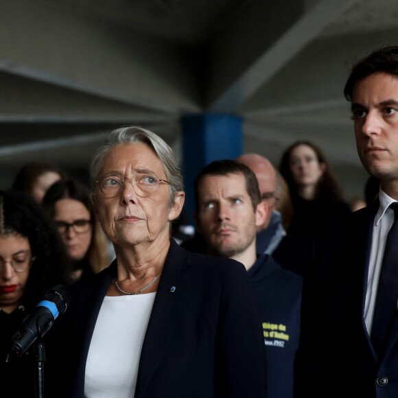 Elisabeth Borne et Gabriel Attal apportent leur soutien à la communauté éducative et rendent hommage à Samuel Paty et Dominique Bernard au collège du Bois d'Aulne à Conflans-Sainte-Honorine, proche de Paris, France, le 16 octobre 2023. © Stéphane Lemouton/Bestimage 