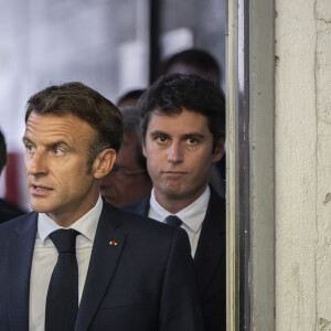 Gabriel Attal et Emmanuel Macron en visite au lycée professionnel de l'Argensol à Orange le 1er septembre 2023 © Eliot Blondet/Pool/Bestimage