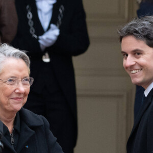 Passation de pouvoirs entre l'ancienne Première ministre Elisabeth Borne et le nouveau Premier ministre Gabriel Attal à l'hôtel de Matignon, à Paris, France, le 9 janvier 2024. © Jacques Witt/Pool/Bestimage 