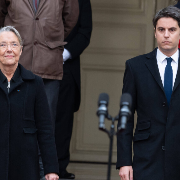 Passation de pouvoirs entre l'ancienne Première ministre Elisabeth Borne et le nouveau Premier ministre Gabriel Attal à l'hôtel de Matignon, à Paris, France, le 9 janvier 2024. © Jacques Witt/Pool/Bestimage 