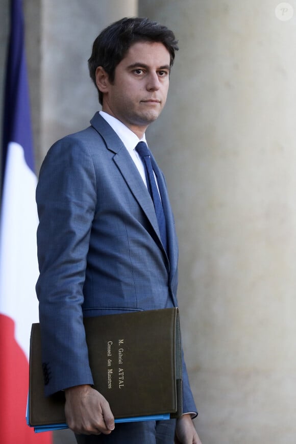 Gabriel Attal à la sortie du conseil des ministres au palais présidentiel de l'Elysée, à Paris, France, le 22 novembre 2023. © Stéphane Lemouton/Bestimage 