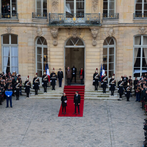 Passation de pouvoirs entre l'ancienne Première ministre Elisabeth Borne et le nouveau Premier ministre Gabriel Attal à l'hôtel de Matignon, à Paris, France, le 9 janvier 2024. © Eric Tschaen/Pool/Bestimage 