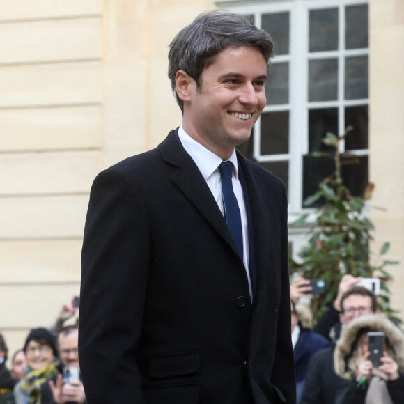 Indicateur de stress ?
Passation de pouvoirs entre l'ancienne Première ministre et le nouveau Premier ministre Gabriel Attal à l'hôtel de Matignon, à Paris, France, le 9 janvier 2024. © Stéphane Lemouton/Bestimage 
