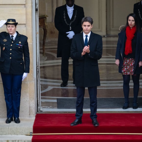 Passation de pouvoirs entre l'ancienne Première ministre et le nouveau Premier ministre Gabriel Attal à l'hôtel de Matignon, à Paris, France, le 9 janvier 2024. © Eric Tschaen/Pool/Bestimage 