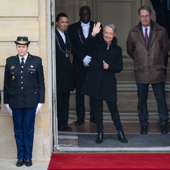 Passation de pouvoirs entre l'ancienne Première ministre Elisabeth Borne et le nouveau Premier ministre à l'hôtel de Matignon, à Paris, France, le 9 janvier 2024. © Eric Tschaen/Pool/Bestimage 