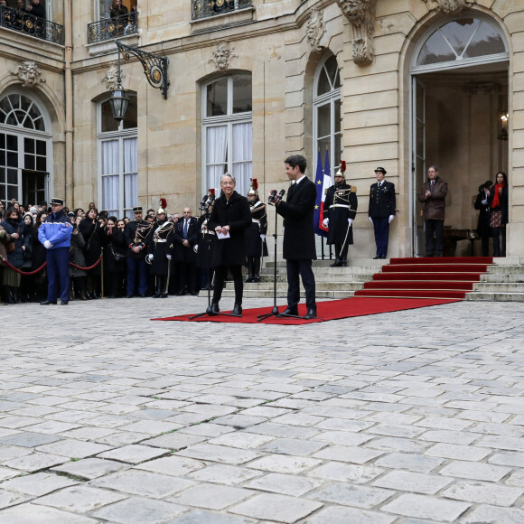 Passation de pouvoirs entre l'ancienne Première ministre Elisabeth Borne et le nouveau Premier ministre Gabriel Attal à l'hôtel de Matignon, à Paris, France, le 9 janvier 2024. © Stéphane Lemouton/Bestimage 