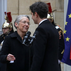 Passation de pouvoirs entre l'ancienne Première ministre Elisabeth Borne et le nouveau Premier ministre Gabriel Attal à l'hôtel de Matignon, à Paris, France, le 9 janvier 2024. © Stéphane Lemouton/Bestimage 