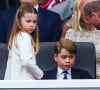 Du haut de ses 8 ans, la fille de Kate Middleton et du prince William mène ses 2 frères, George (10 ans) et Louis (5 ans), à la baguette
La princesse Charlotte, le prince George et le prince William, duc de Cambridge - La famille royale au balcon du palais de Buckingham lors de la parade de clôture de festivités du jubilé de la reine à Londres le 5 juin 2022.