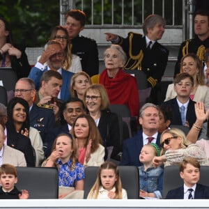 Le prince William, duc de Cambridge, Kate Catherine Middleton, duchesse de Cambridge et leurs enfants, le prince Louis, la princesse Charlotte, le prince George, Mike Tindall, Mia Tindall, Zara Phillips - La famille royale d'Angleterre lors de la parade devant le palais de Buckingham, à l'occasion du jubilé de la reine d'Angleterre. le 5 juin 2022