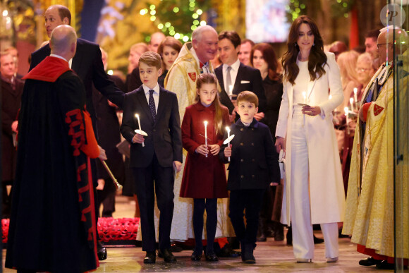 "Je l'ai bien regardée, et à certains moments, je vois George regarder sa soeur qui lui fait des remontrances. S'il est un peu énervé sur le moment, il lui est ensuite reconnaissant de lui rappeler certaines choses."
Le prince George de Galles, la princesse Charlotte de Galles et Le prince Louis de Galles, au traditionnel concert de Noël "Together At Christmas" à l'abbaye de Westminster à Londres, Royaume Uni, le 8 décembre 2023.