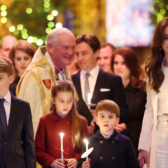 "Je l'ai bien regardée, et à certains moments, je vois George regarder sa soeur qui lui fait des remontrances. S'il est un peu énervé sur le moment, il lui est ensuite reconnaissant de lui rappeler certaines choses."
Le prince George de Galles, la princesse Charlotte de Galles et Le prince Louis de Galles, au traditionnel concert de Noël "Together At Christmas" à l'abbaye de Westminster à Londres, Royaume Uni, le 8 décembre 2023.