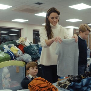 Catherine (Kate) Middleton, princesse de Galles, et ses enfants, le prince George de Galles, la princesse Charlotte de Galles, et le prince Louis de Galles, aident à préparer des sacs-cadeaux de Noël pour des familles au seuil de la pauvreté.