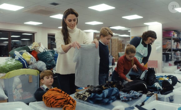 Catherine (Kate) Middleton, princesse de Galles, et ses enfants, le prince George de Galles, la princesse Charlotte de Galles, et le prince Louis de Galles, aident à préparer des sacs-cadeaux de Noël pour des familles au seuil de la pauvreté.