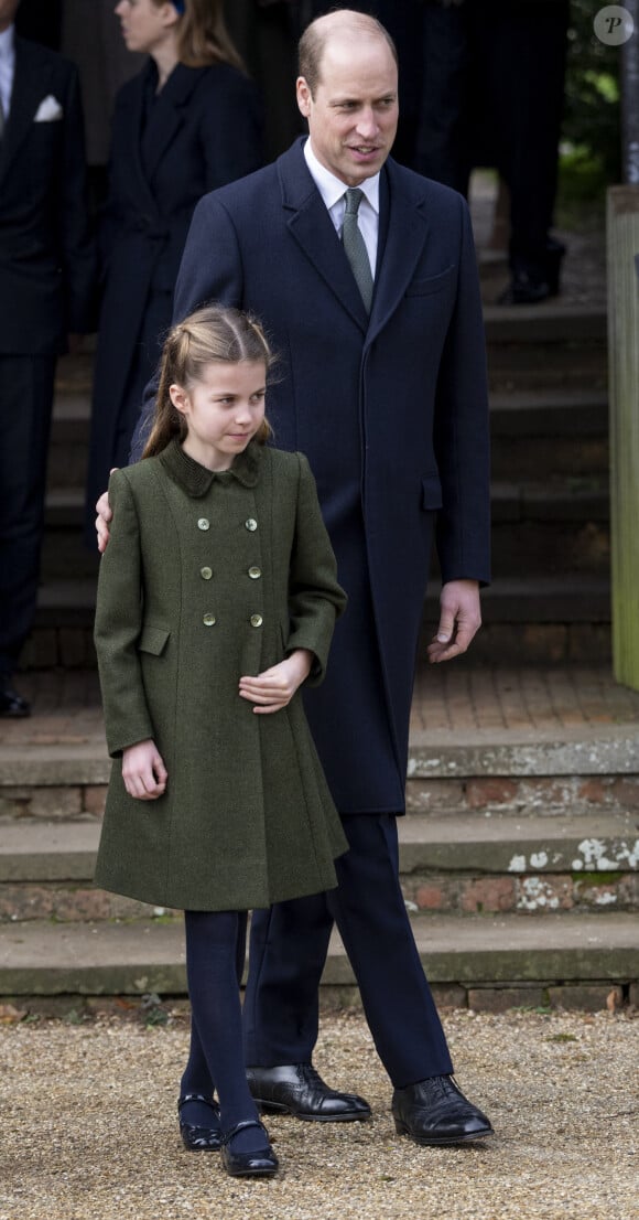 Kate Middleton et William peuvent donc faire confiance à Charlotte pour canaliser et surveiller tout ce petit monde 
Le prince William, prince de Galles, la princesse Charlotte de Galles - Les membres de la famille royale britannique lors de la messe du matin de Noël en l'église St-Mary Magdalene à Sandringham, le 25 décembre 2023.