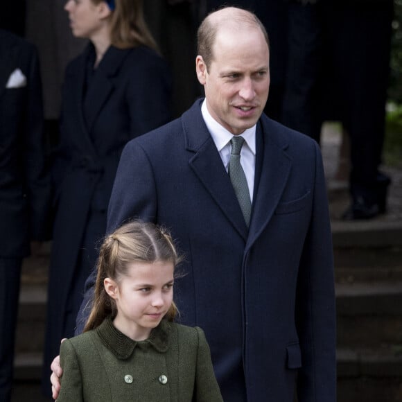 Kate Middleton et William peuvent donc faire confiance à Charlotte pour canaliser et surveiller tout ce petit monde 
Le prince William, prince de Galles, la princesse Charlotte de Galles - Les membres de la famille royale britannique lors de la messe du matin de Noël en l'église St-Mary Magdalene à Sandringham, le 25 décembre 2023.