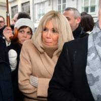 Brigitte Macron très chic pour braver le froid et la pluie : complicité de taille avec Didier Deschamps
