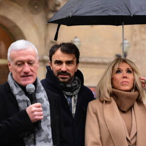 Brigitte Macron, présidente de la Fondation des Hôpitaux et Didier Deschamps, parrain de l'opération, ont bravé le froid et la pluie pour l'événement.
Brigitte Macron, Didier Deschamps et le maire de Lyon Grégory Doucet lors du lancement de l'opération Pièces Jaunes, en faveur des enfants et adolescents hospitalisés, à Lyon. Le 10 janvier 2024 © Romain Doucelin / Bestimage