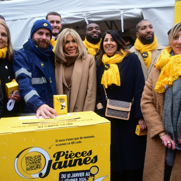 Ainsi-ont ils pu observer le look très chic de la première dame qui portait un manteau beige, une veste du même ton et un pull col roulé camel
Brigitte Macron lors du lancement de l'opération Pièces Jaunes, en faveur des enfants et adolescents hospitalisés, à Lyon. Le 10 janvier 2024 © Romain Doucelin / Bestimage