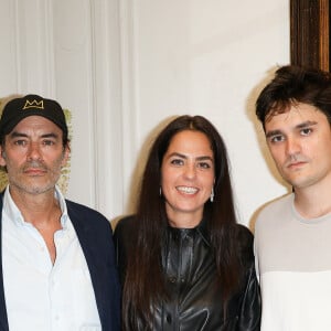 Exclusif - Anthony Delon, Anouchka Delon et Alain-Fabien Delon au cocktail à l'issue de la conférence de presse pour la vente de la collection Alain Delon chez Bonhams Cornette de Saint Cyr à Paris le 19 juin 2023. © Coadic Guirec/Bestimage