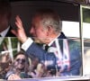 Un mémo à retrouver dans une biographie sur le roi Charles.
Le roi Charles III d'Angleterre salue la foule à son arrivée au palais de Buckingham à Londres. Le 11 septembre 2022.