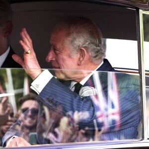 Un mémo à retrouver dans une biographie sur le roi Charles.
Le roi Charles III d'Angleterre salue la foule à son arrivée au palais de Buckingham à Londres. Le 11 septembre 2022.