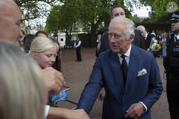 Le roi Charles III d'Angleterre salue la foule devant la Clarence House à Londres. Le 10 septembre 2022.