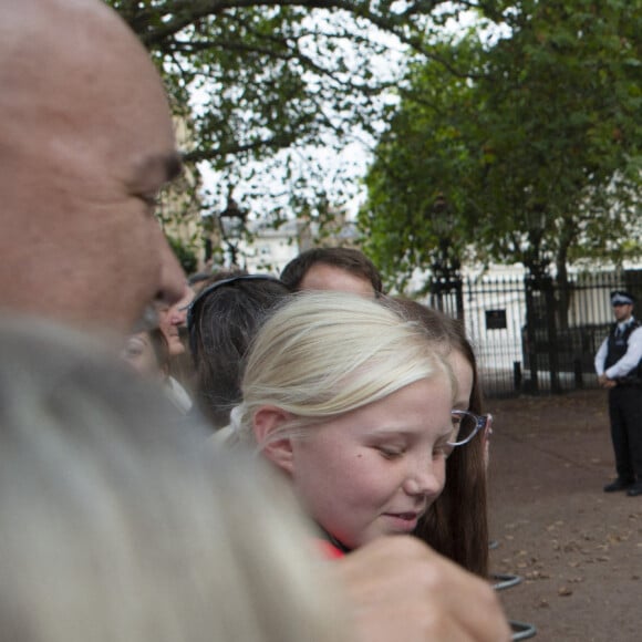 Le roi Charles III d'Angleterre salue la foule devant la Clarence House à Londres. Le 10 septembre 2022.