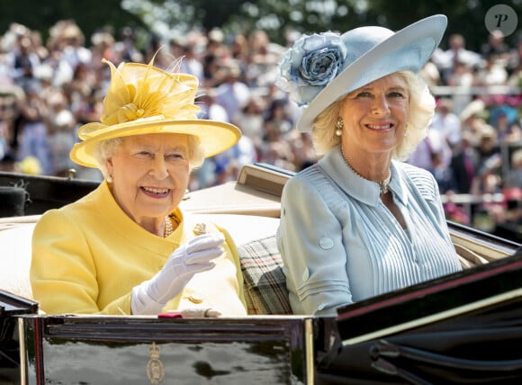Le journal s'appuie alors sur le mémo inédit de Sir Edward Young, secrétaire privé de la reine.
La reine Elizabeth II d'Angleterre, Camilla Parker Bowles de la 2e journée des courses hippiques "Royal Ascot", le 21 juin 2017.