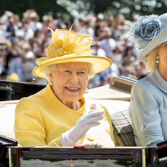 Le journal s'appuie alors sur le mémo inédit de Sir Edward Young, secrétaire privé de la reine.
La reine Elizabeth II d'Angleterre, Camilla Parker Bowles de la 2e journée des courses hippiques "Royal Ascot", le 21 juin 2017.
