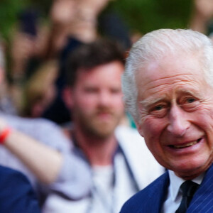 Le roi Charles III d'Angleterre salue la foule devant la Clarence House à Londres. Le 10 septembre 2022.