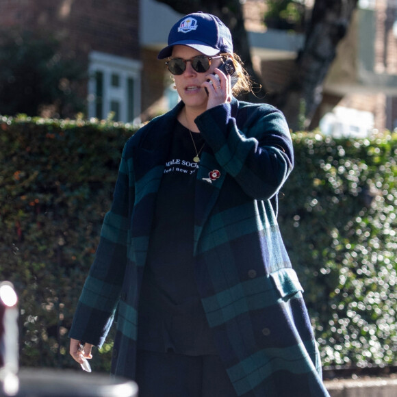 Exclusif : Londres La nouvelle maman, la princesse Eugénie, se rend à la salle de sport, habillée d'un legging moulant et d'un sweat, mais ajoute une touche de glamour avec une broche en diamants en forme de coquelicot.