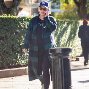 Exclusif : Londres La nouvelle maman, la princesse Eugénie, se rend à la salle de sport, habillée d'un legging moulant et d'un sweat, mais ajoute une touche de glamour avec une broche en diamants en forme de coquelicot.