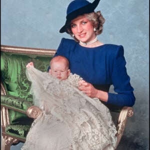Petit, le duc de Sussex possédait des traits du visage similaires... Notamment des joues bien rebondies comme le petit Ernest. So cute !
Le prince Harry lors de son baptême avec sa mère la princesse Lady Diana en 1984. 