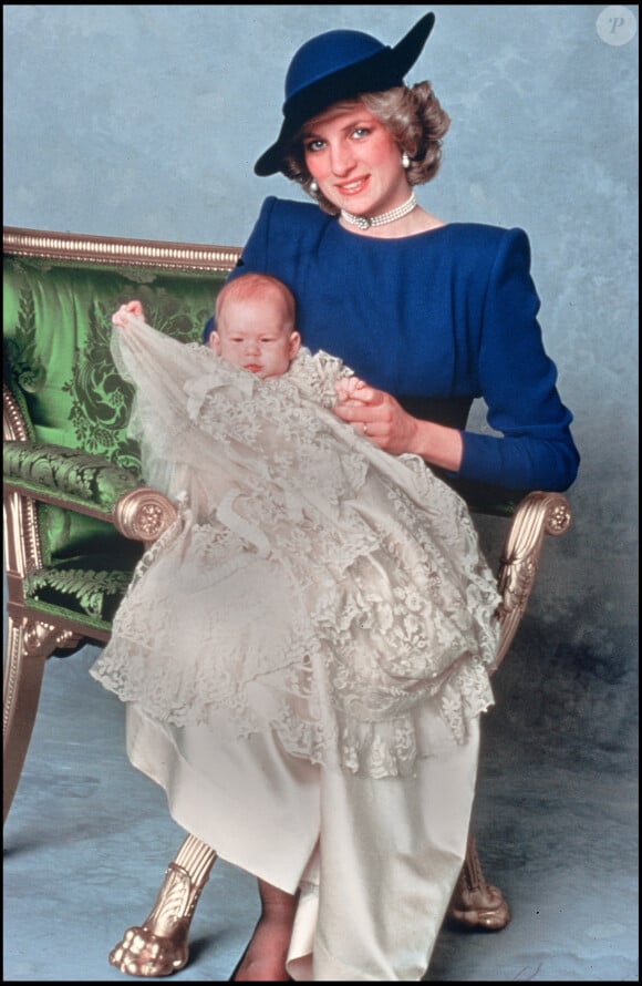 Petit, le duc de Sussex possédait des traits du visage similaires... Notamment des joues bien rebondies comme le petit Ernest. So cute !
Le prince Harry lors de son baptême avec sa mère la princesse Lady Diana en 1984. 