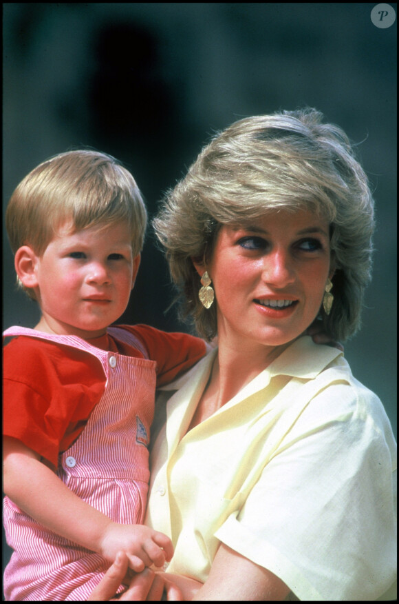 La princesse Lady Diana d'Angleterre et le prince Harry à Majorque en 1987. 