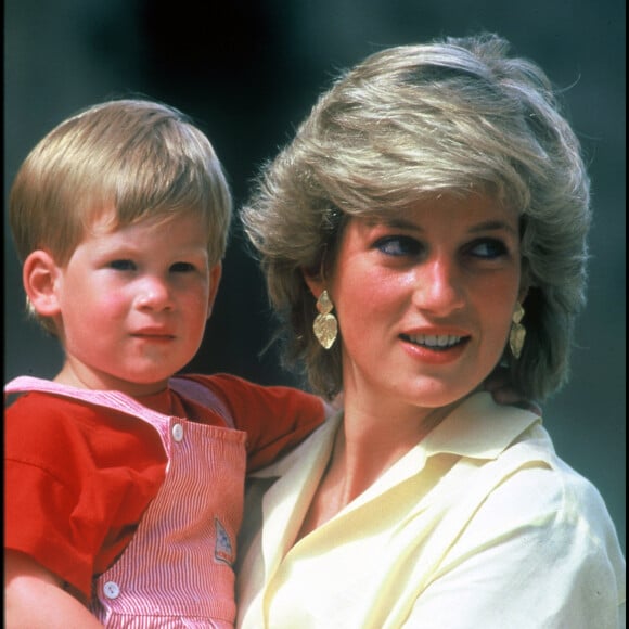 La princesse Lady Diana d'Angleterre et le prince Harry à Majorque en 1987. 