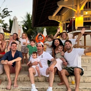Comme l'a notifié "Hello !" ce vendredi, Brandan Fallis, l'un des vacanciers a immortalisé sur Instagram Eugénie d'York, son mari ses deux bambins sous les cocotiers !