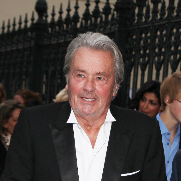 Sa résidence se trouve au 7e étage d'un immeuble très bourgeois. C'est la seule habitante qui n'a pas mis son nom sur la porte de son appartement qui se trouve sous les toits.
Alain Delon le 4 mai 2013 à Cannes, France.
