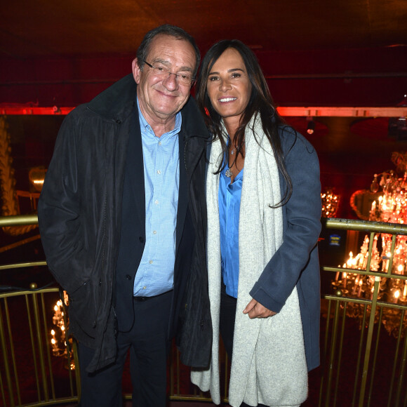 Malheureusement en 2022, le journaliste a rendu son dernier souffle à l'âge de 71 ans. Depuis, sa veuve ne cesse d'honorer sa mémoire. 
Jean-Pierre Pernaut et sa femme Nathalie Marquay assistent au One Woman Show de l'humoriste E.Poux "Le syndrome du Playmobil" au Casino de Paris. © Giancarlo Gorassini/Bestimage